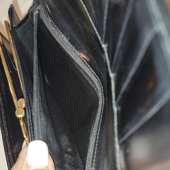 Authentic Gucci patent kisslock compact wallet - Picture 11 of 11